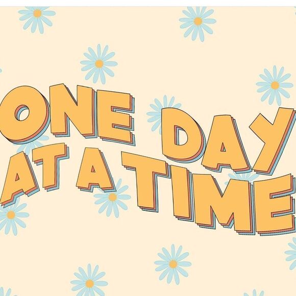 ARACELI BEAUTY
Bella Sponge in Black NEW with Ipsy drawstring bag - Picture 9 of 9